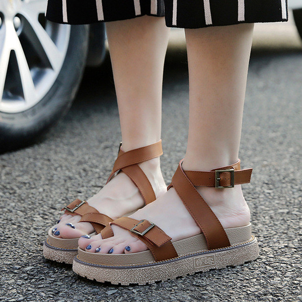 Női alkalmi szandál lapos platformon