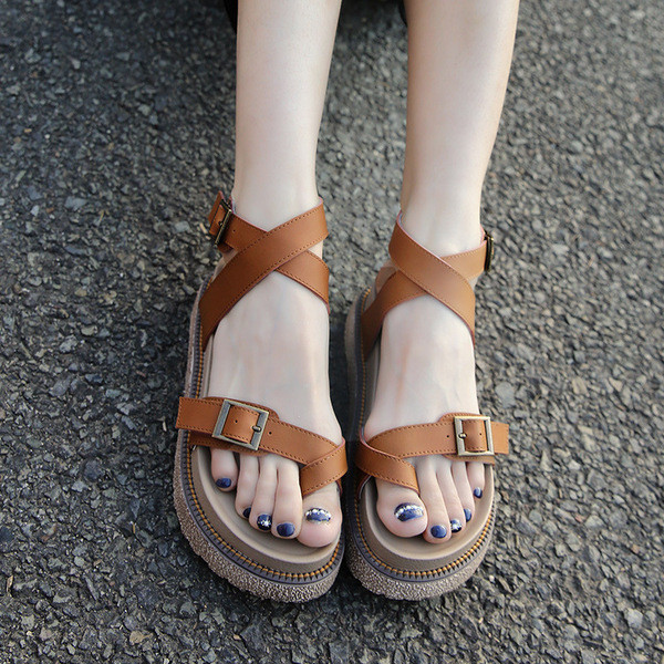 Női alkalmi szandál lapos platformon