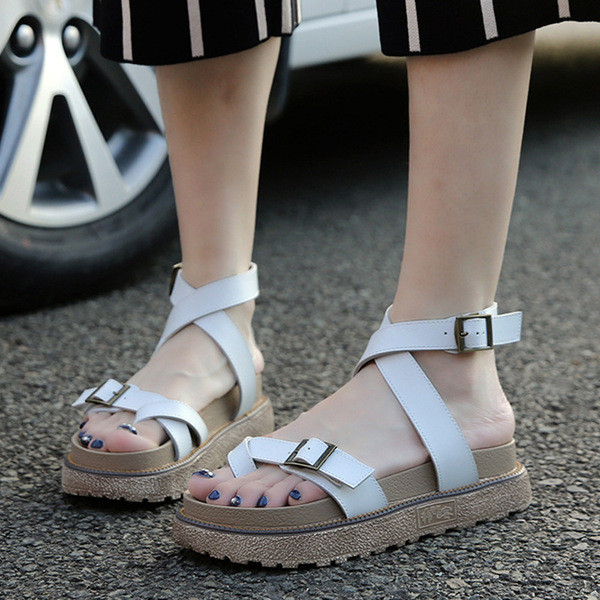 Női alkalmi szandál lapos platformon