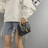 Stílusos női táska hosszú füllel és fém rögzítéssel