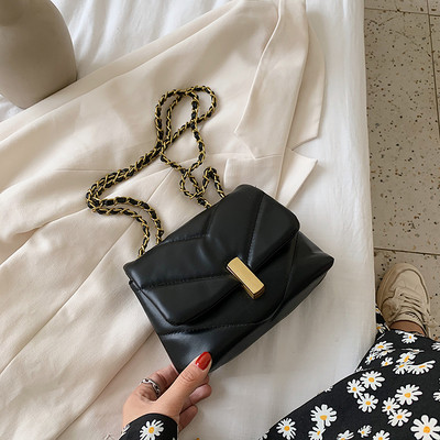 Stílusos női táska hosszú füllel és fém rögzítéssel