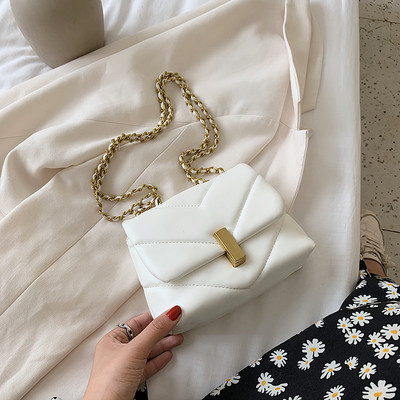 Stílusos női táska hosszú füllel és fém rögzítéssel