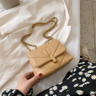 Stílusos női táska hosszú füllel és fém rögzítéssel