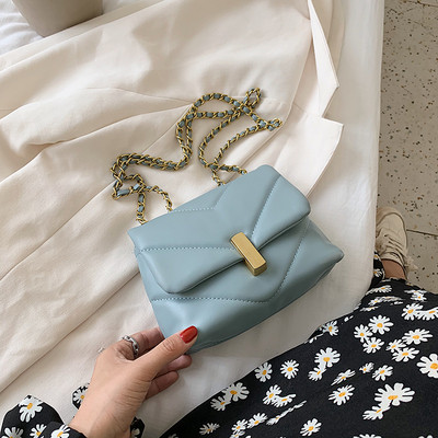 Stílusos női táska hosszú füllel és fém rögzítéssel