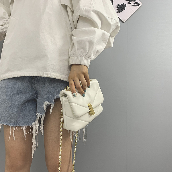 Stílusos női táska hosszú füllel és fém rögzítéssel