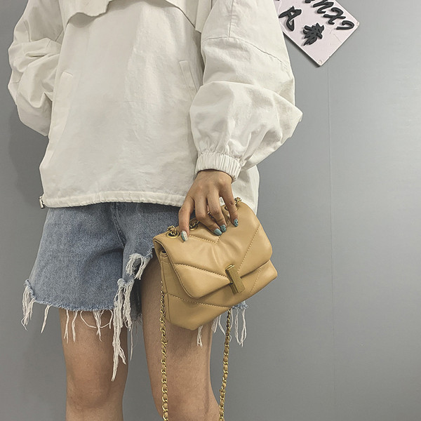 Stílusos női táska hosszú füllel és fém rögzítéssel