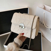 Modern női táska fém rögzítéssel