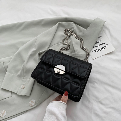 Modern női táska fém rögzítéssel