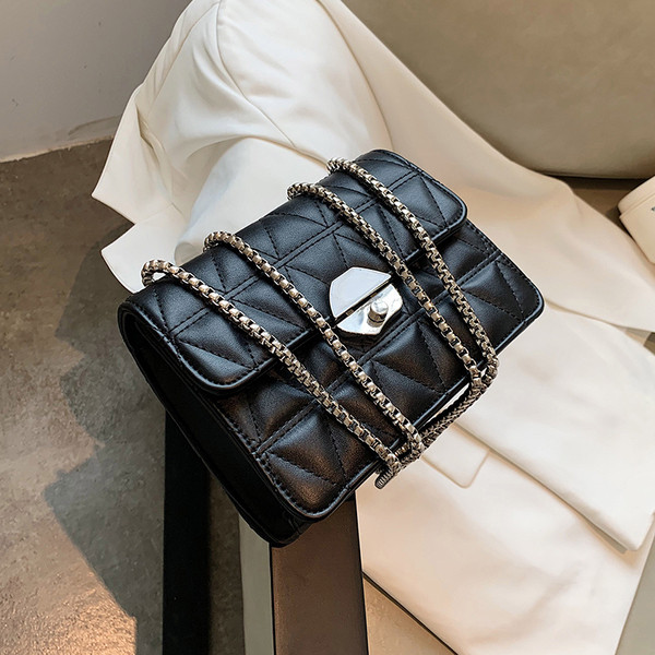 Modern női táska fém rögzítéssel