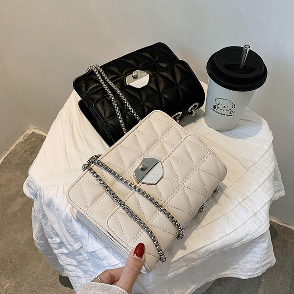 Modern női táska fém rögzítéssel