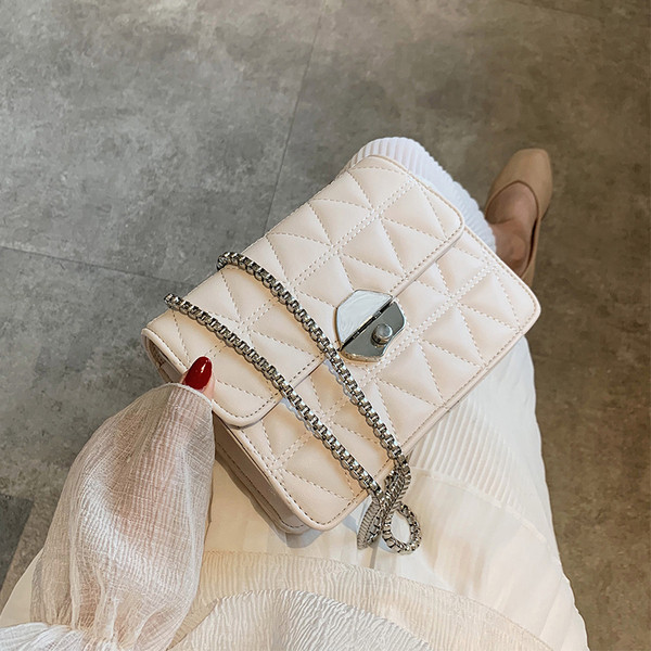 Modern női táska fém rögzítéssel