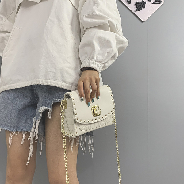 Női hétköznapi táska, eko bőrből készült fém díszítéssel