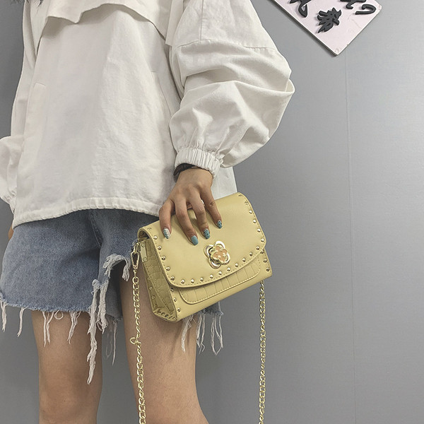 Női hétköznapi táska, eko bőrből készült fém díszítéssel