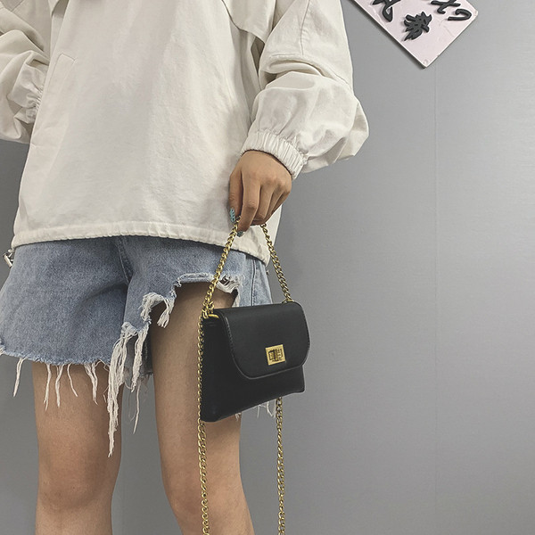 Fém csattal és hosszú lánccal ellátott női táska