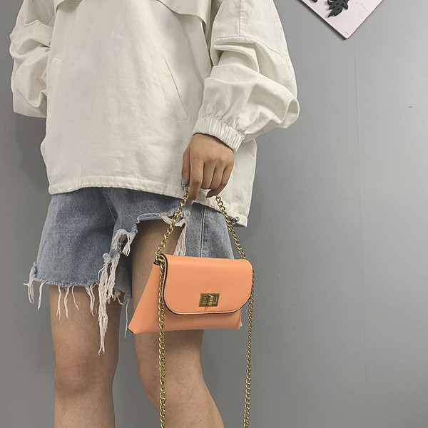 Fém csattal és hosszú lánccal ellátott női táska