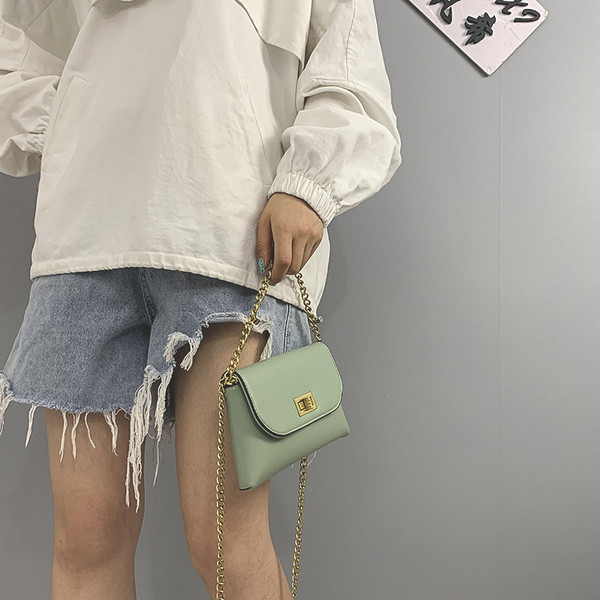 Fém csattal és hosszú lánccal ellátott női táska