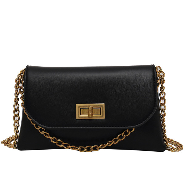 Fém csattal és hosszú lánccal ellátott női táska