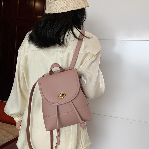 Modern női hátizsák eko bőrből, fém rögzítéssel