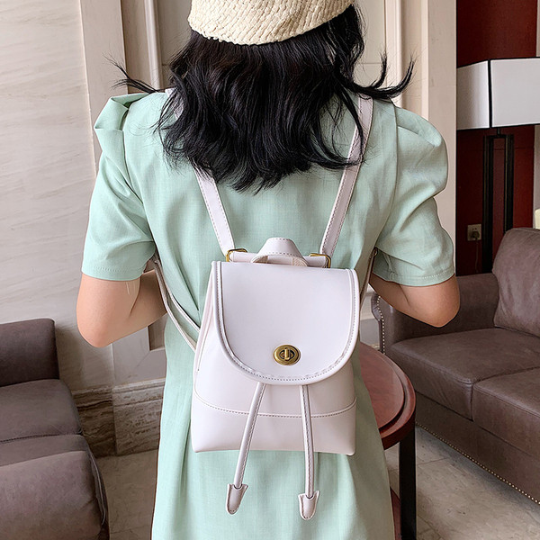 Modern női hátizsák eko bőrből, fém rögzítéssel