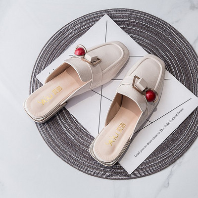 Műbőrből készült, lapos talpú női papucs új modellje