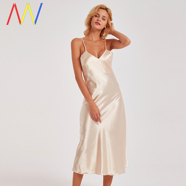 Hosszú szatén hálóing vékony pánttal