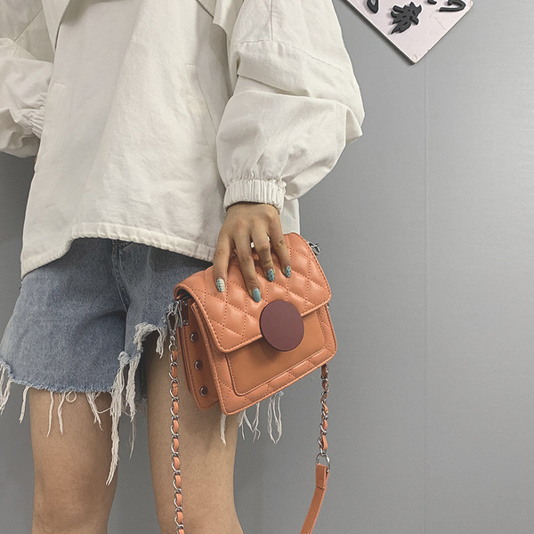 Női táska hosszú fém fogantyúval, öko bőrből