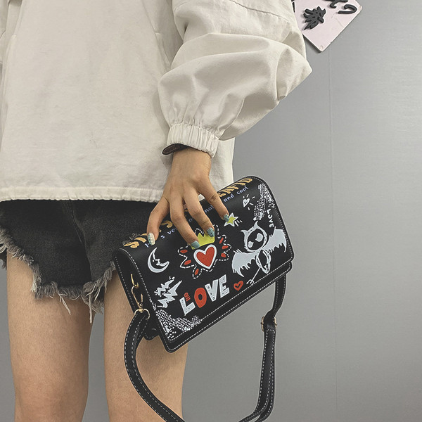 Modern női táska színes mintával, hosszú füllel, öko bőrből