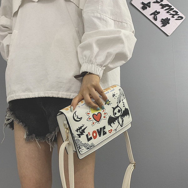 Modern női táska színes mintával, hosszú füllel, öko bőrből