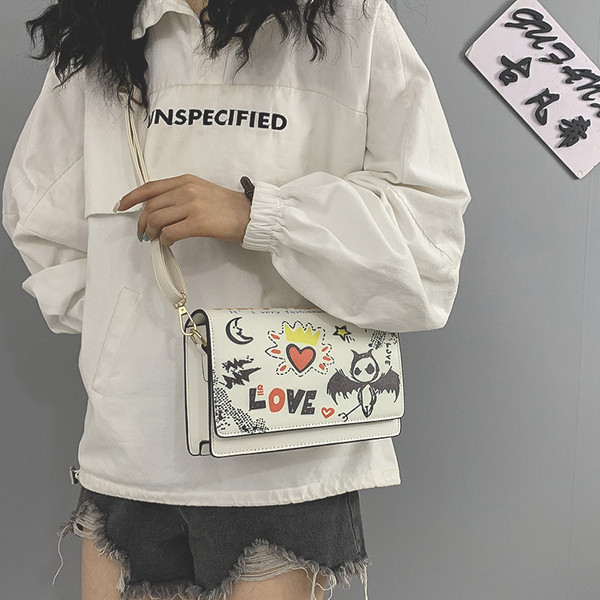 Modern női táska színes mintával, hosszú füllel, öko bőrből