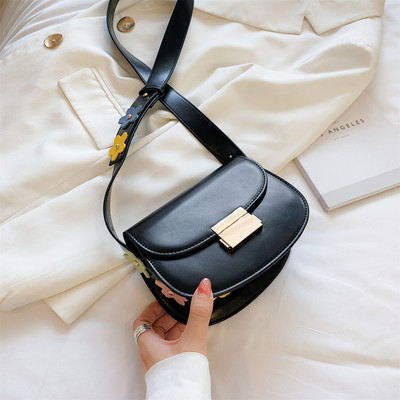 Női táska fém rögzítéssel, bőr fogantyúval