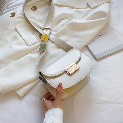 Női táska fém rögzítéssel, bőr fogantyúval