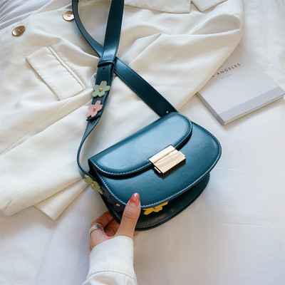 Női táska fém rögzítéssel, bőr fogantyúval