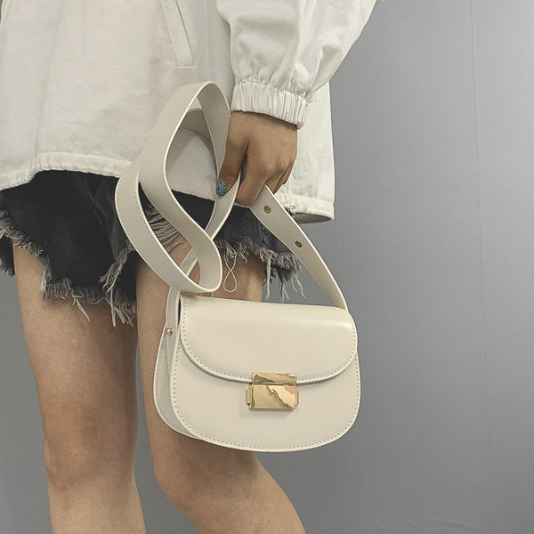 Női táska fém rögzítéssel, bőr fogantyúval