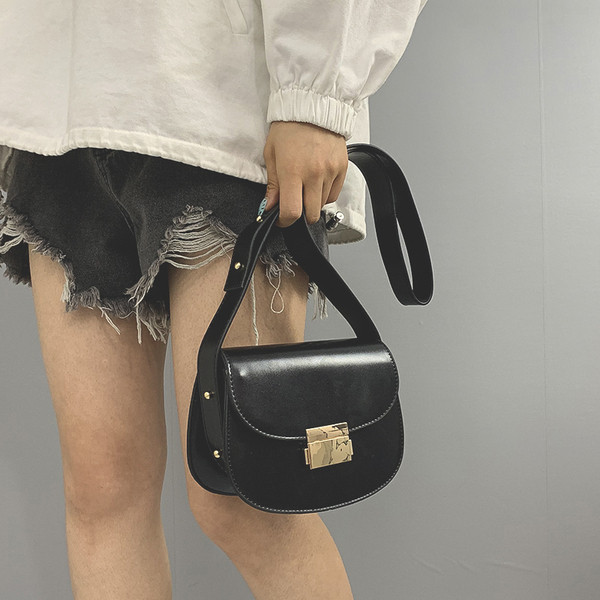 Női táska fém rögzítéssel, bőr fogantyúval