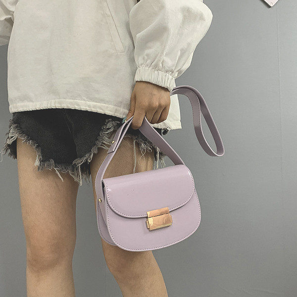 Női táska fém rögzítéssel, bőr fogantyúval