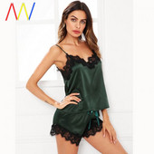 Női szatén pizsama két részből, csipkével