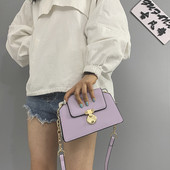 Modern női ökobőr táska fém elemmel és hosszú füllel