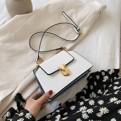 Modern női ökobőr táska fém elemmel és hosszú füllel