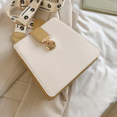 Alkalmi női táska fém elemmel, hosszú textil fogantyúval