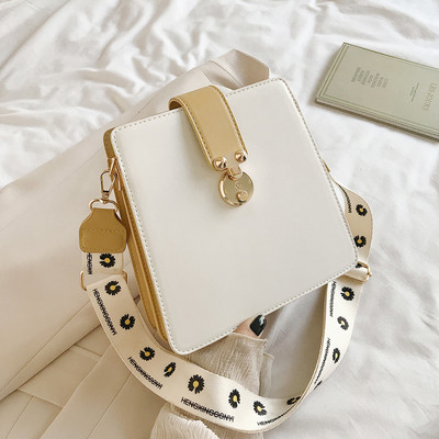 Alkalmi női táska fém elemmel, hosszú textil fogantyúval