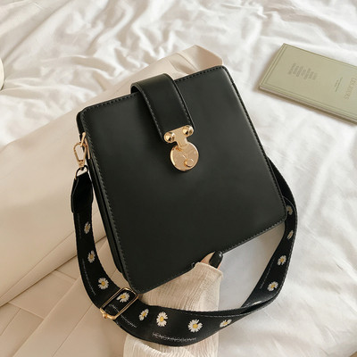 Alkalmi női táska fém elemmel, hosszú textil fogantyúval