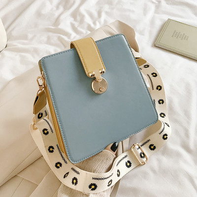 Alkalmi női táska fém elemmel, hosszú textil fogantyúval