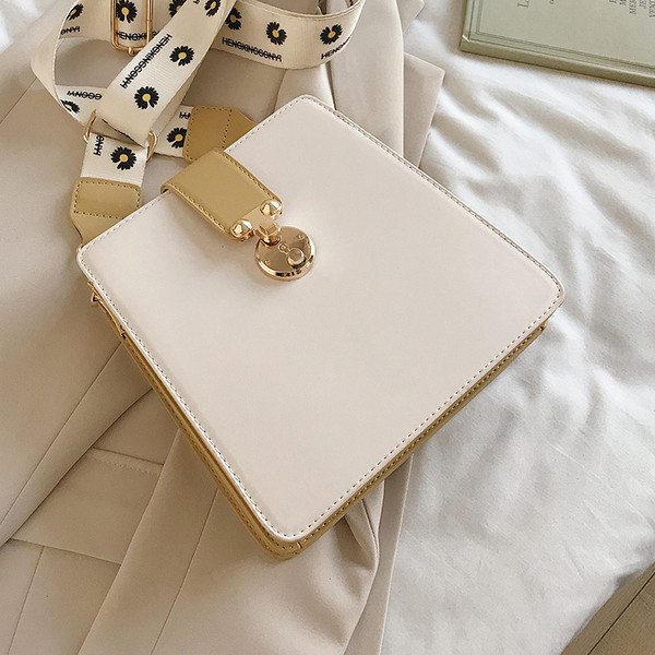 Alkalmi női táska fém elemmel, hosszú textil fogantyúval