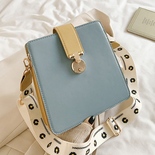 Alkalmi női táska fém elemmel, hosszú textil fogantyúval