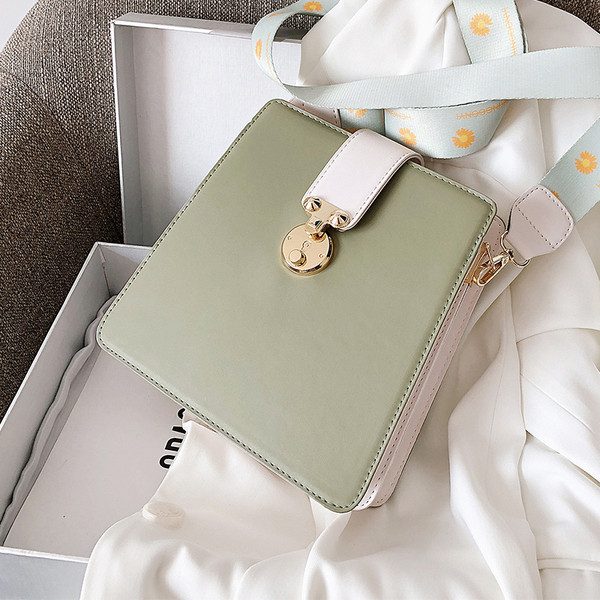 Alkalmi női táska fém elemmel, hosszú textil fogantyúval