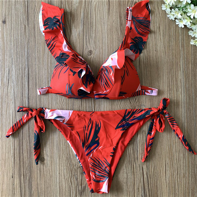 Kétrészes női fürdőruha mély nyakkivágással és megkötővel