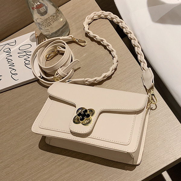 Modern női táska eko bőrből, fém rögzítéssel