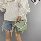 Női táska hosszú lánccal és gyöngyökkel