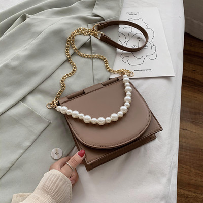 Női táska hosszú lánccal és gyöngyökkel