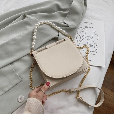 Női táska hosszú lánccal és gyöngyökkel